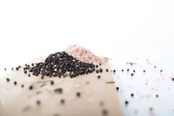 Himalaya kaya tuzu ve karabiber, beyaz bir arka plan karşı ayarla.