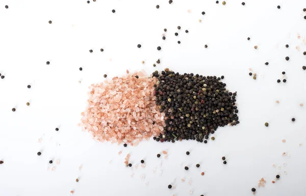 Himalaya kaya tuzu ve karabiber, beyaz bir arka plan karşı ayarla.