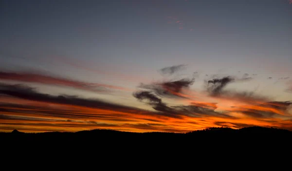 Günbatımı turuncu ve mavi gökyüzü ile kontrast Dağları üzerinde