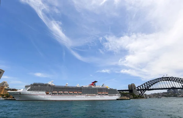 Sydney, Avustralya - 09 Aralık 2018: Sydney Harbour, Circular Quay yurtdışı yolcu terminalinde okyanus cruise gemisi karnaval efsane demirledi. -Görüntü