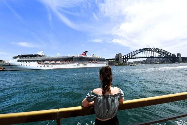 Sydney, Avustralya - 09 Aralık 2018: Sydney Harbour, Circular Quay yurtdışı yolcu terminalinde okyanus cruise gemisi karnaval efsane demirledi. -Görüntü