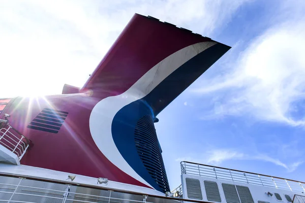 Sydney, Avustralya - 09 Aralık 2018: Sydney Harbour, Circular Quay yurtdışı yolcu terminalinde okyanus cruise gemisi karnaval efsane demirledi. -Görüntü
