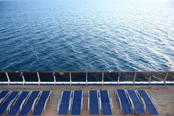 背景に海と船のデッキでサンラウン ジャー — ストック写真
