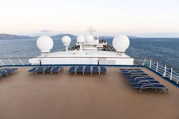 İleriye doğru görünümü bir cruise gemi bakan şezlong ve radar.