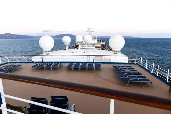 İleriye doğru görünümü bir cruise gemi bakan şezlong ve radar.