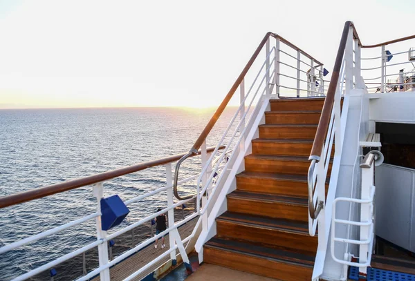 Gün batımında korkuluk ve merdiven bir cruise gemi.