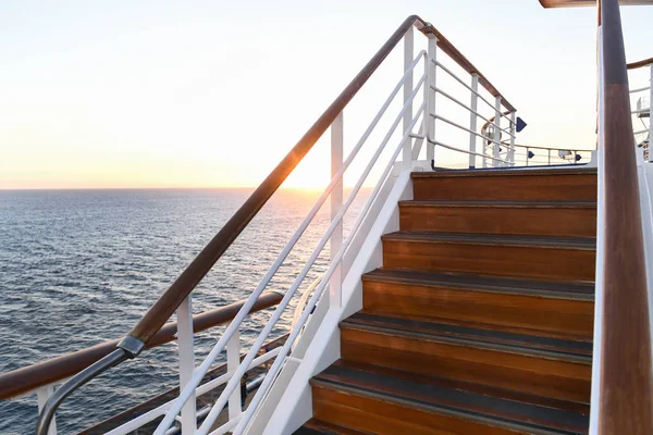 日落时游船的栏杆和楼梯 — 图库照片