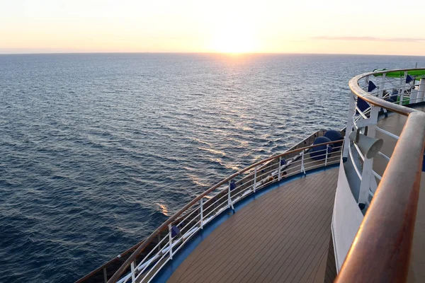 背景に海と夕暮れ時船手すりとクルーズのデッキ床 — ストック写真