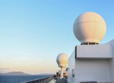 Onun radar bakan gemisi ön görünüm.