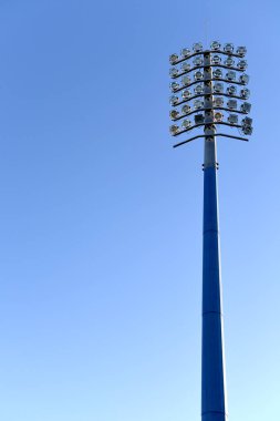 Gün boyunca spor Stadyumu ışık kulesi, mavi bir gökyüzüne karşı ayarlanmış.