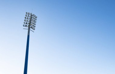 Gün boyunca spor Stadyumu ışık kulesi, mavi bir gökyüzüne karşı ayarlanmış.