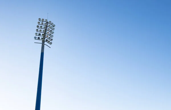Gün boyunca spor Stadyumu ışık kulesi, mavi bir gökyüzüne karşı ayarlanmış.