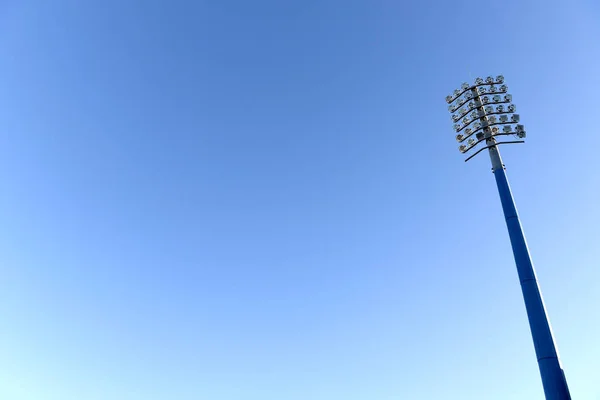 Gün boyunca spor Stadyumu ışık kulesi, mavi bir gökyüzüne karşı ayarlanmış.