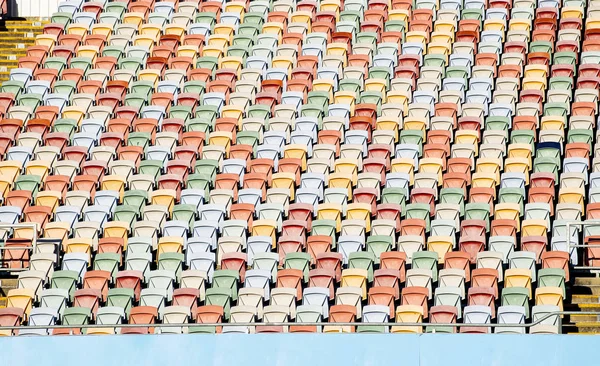 Bir spor salonunda boş çok renkli koltuklar.