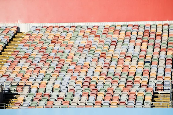 Bir spor salonunda boş çok renkli koltuklar.