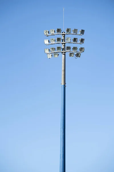 体育场灯塔在白天 设置在蓝天 — 图库照片