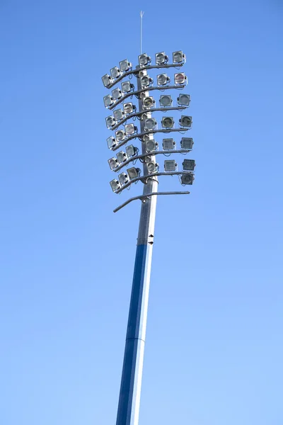 Световая Башня Стадиона Днем Установленная Фоне Голубого Неба — стоковое фото