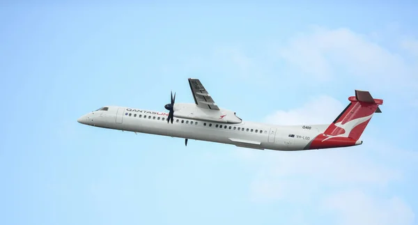 Brisbane, Avustralya 26 Temmuz 2019, Qantas Dash 8 Q400 açık bir günde Brisbane Havaalanı 'ndan havalanıyor.