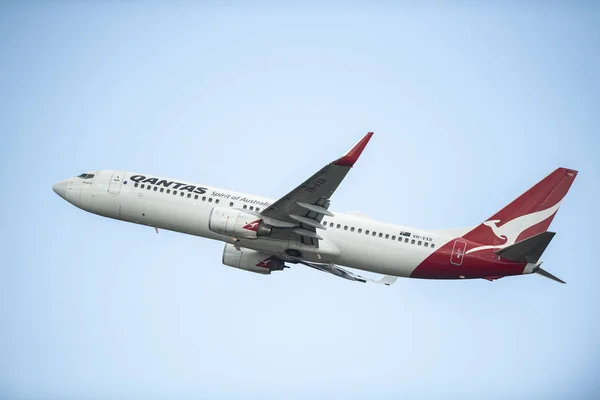 Brisbane, Avustralya 26 Temmuz 2019, Qantas Qantas Boeing 737-800, bulutlu bir günde Brisbane Havaalanı 'ndan kalkıyor.. 