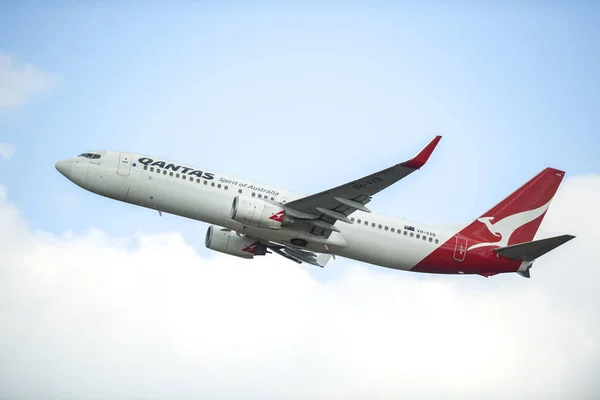 Brisbane, Avustralya 26 Temmuz 2019, Qantas Qantas Boeing 737-800, bulutlu bir günde Brisbane Havaalanı 'ndan kalkıyor.. 