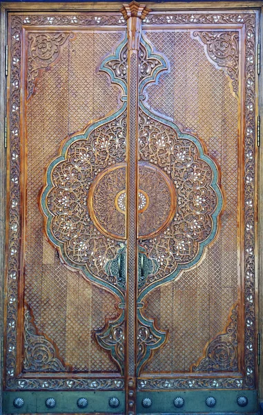 ANCIENT WOODEN DOOR WITH ORNAMENT. MANUAL WORK, THREAD THROUGH THE TREE. EASTERN, ARABIAN.