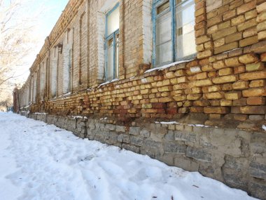 Eski genişleyen tuğla tablo, kahverengi tuğla, beyaz kar