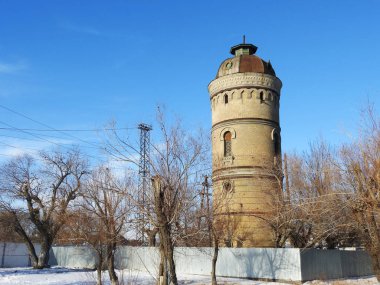           Ortaçağ eski tuğla Beach, ağaçların yaprakları olmadan