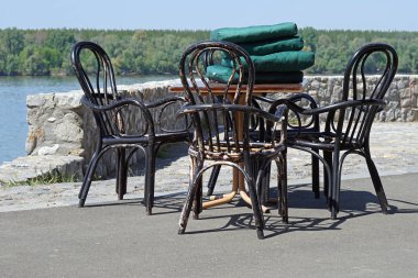 Masa ve sandalyeler, nehir veranda teras