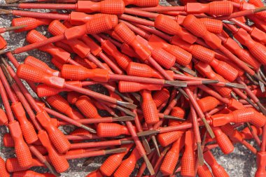 Yalıtım korumalı bir sürü kırmızı tornavida.