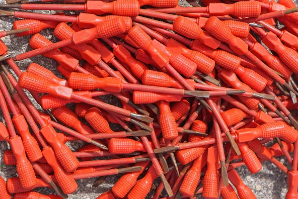 Yalıtım korumalı bir sürü kırmızı tornavida.