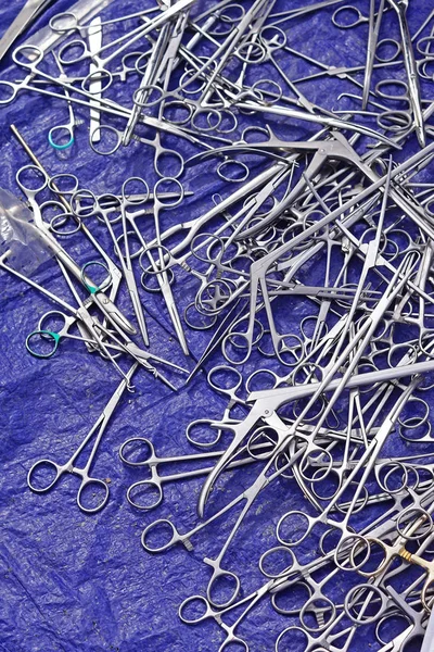Çeşitli tıbbi makas ekipman büyük koleksiyonu