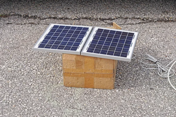 Podwójne Panel Słoneczny Komórki Polu Poza — Zdjęcie stockowe