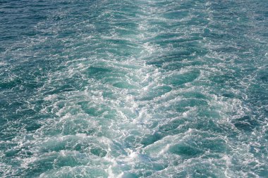 Kelvin uyku modundan çıkarma deniz suyu geminin arkasında