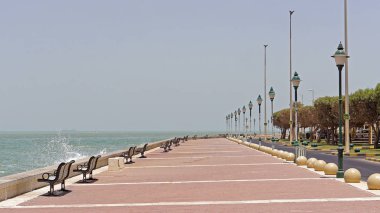 Boş sahil yürüyüş Kuveyt gün boyunca gezinti