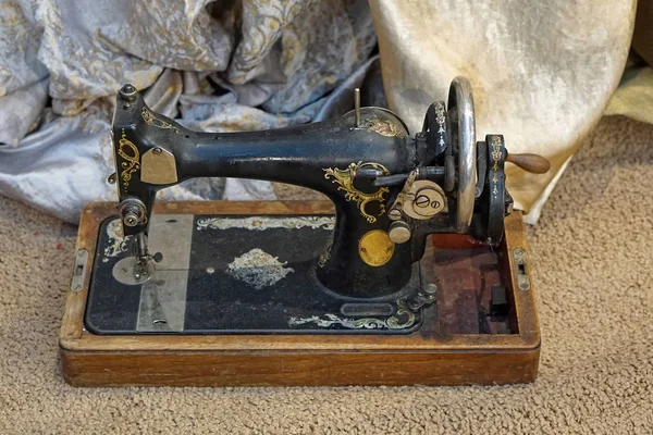 Старая Винтажная Швейная Машинка — стоковое фото