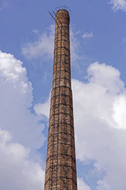 Merdiven ile eski fabrika uzun boylu tuğla baca