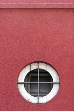 Güvenlik çubuklarla küçük yuvarlak pencere