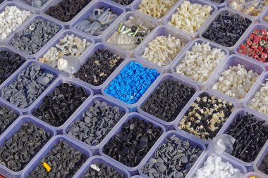 Bağlayıcılar kasetlerine küçük plastik araba parçaları