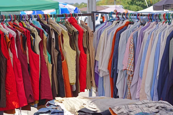 Hemden Und Westen Hängen Kleiderstangen — Stockfoto