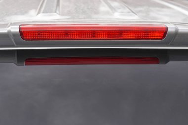 Üçüncü fren kırmızı ışıkta araç arka uç