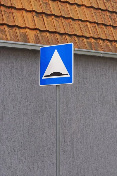 速度バンプ道路交通標識でポール — ストック写真