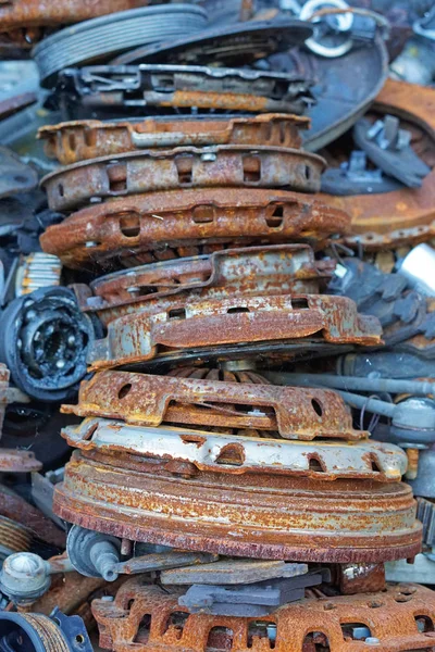 さびた古いクラッチ ディスク車部品鉄スクラップのリサイクル — ストック写真