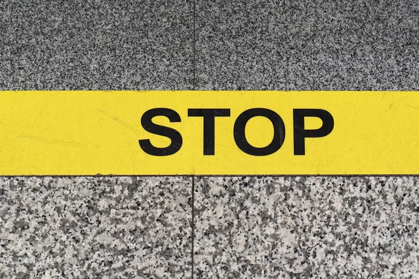 Stopbord Gele Lijn Marmeren Vloer Waarschuwing — Stockfoto