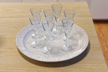 Altı shot ruh kadehini tepside içer.