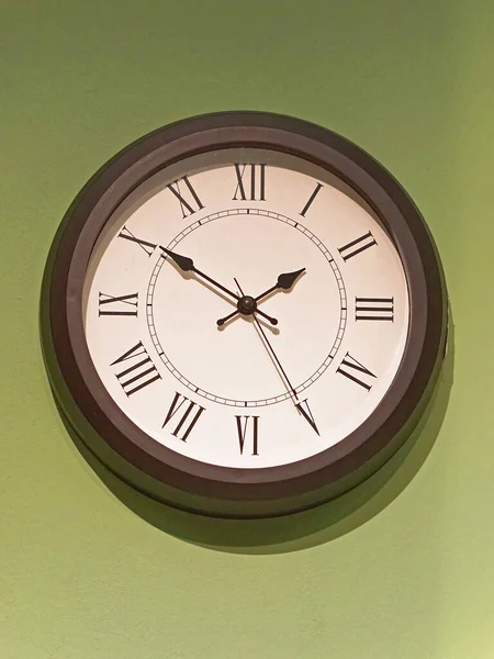 Gran Reloj Viejo Con Números Romanos Pared Verde —  Fotos de Stock