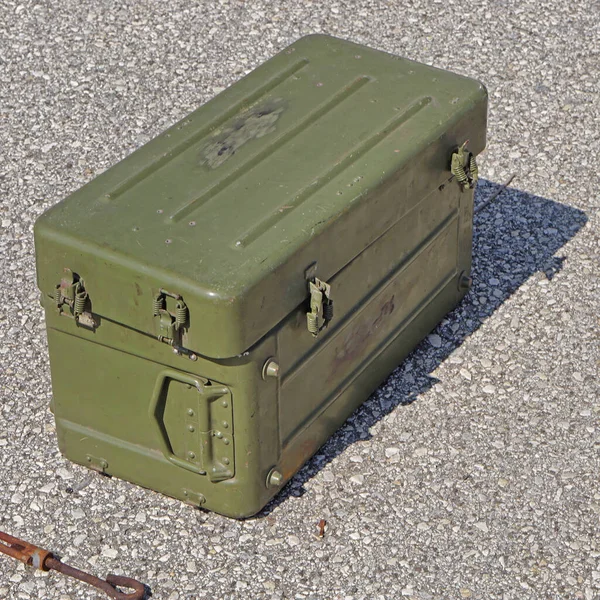 Πράσινο Μεταλλικό Κουτί Πυρομαχικών Στρατού Στο Δρόμο — Φωτογραφία Αρχείου