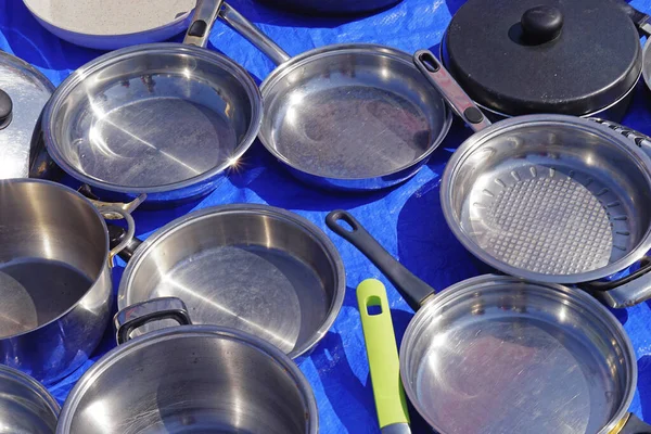 Bir sürü paslanmaz metal kızartma tavası