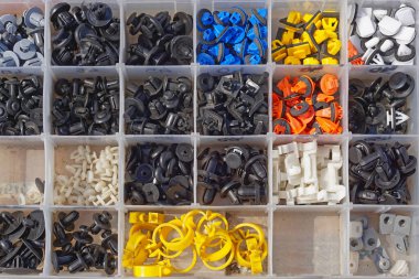Kutunun içi için çeşitli küçük plastik araba parçaları