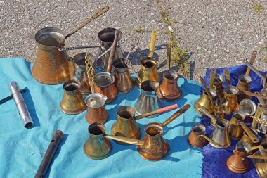 Bir sürü eski pirinç ve bakır kahve demliği