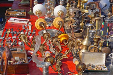 Bit pazarında porselen seramik lambalar ve pirinç.